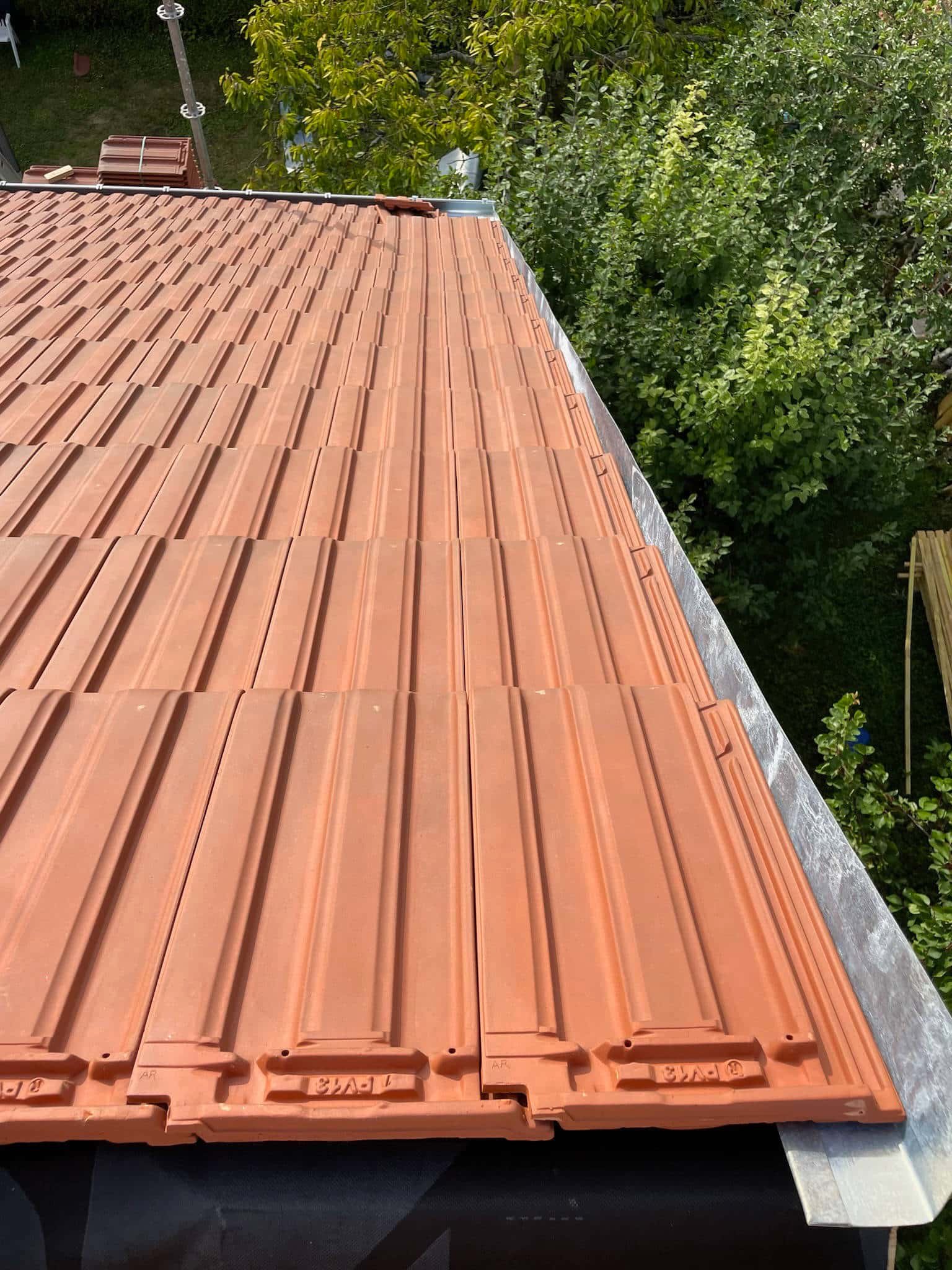 Gros plan sur des tuiles plates - une toiture rélaisée par M Victor BOUTHORS