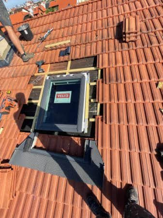 Gros plan sur une toiture en zinc M BOUTHORS dans l'Essonne 91