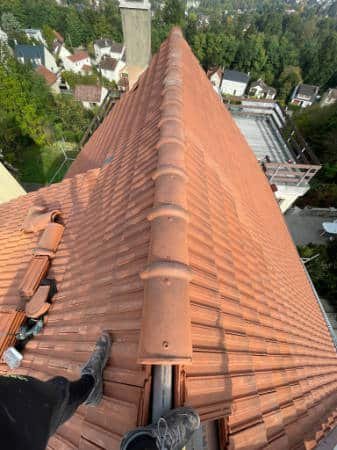 Gros plan sur faîtage refait