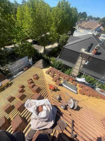 Vue en plongée sur une rénovation de toiture réalisée dans l'Essonne par M Victor BOUTHORS