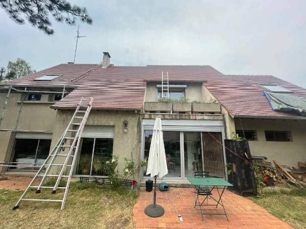 Une maison en cours de nettoyage - toiture dans l'Essonne par Couvreur and co