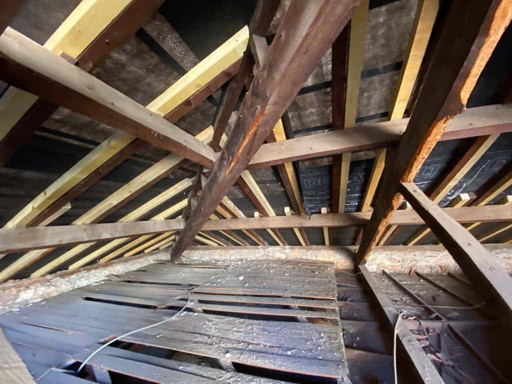 Gros plan sur une toiture en zinc M BOUTHORS dans l'Essonne 91