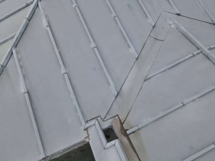 Gros plan sur une toiture en zinc M BOUTHORS dans l'Essonne 91